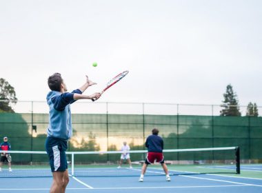 Jaki strój jest obowiązkowy na zawodach tenisowych?